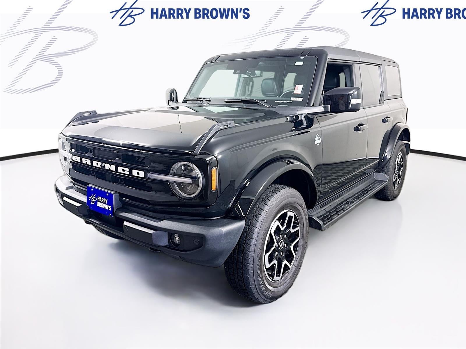 2025 Ford Bronco Outer Banks in Black — front three-quarter view